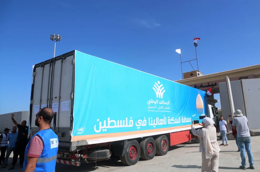 Cerca de 100 caminhões com mantimentos aguardam no corredor na fronteira com o Egito