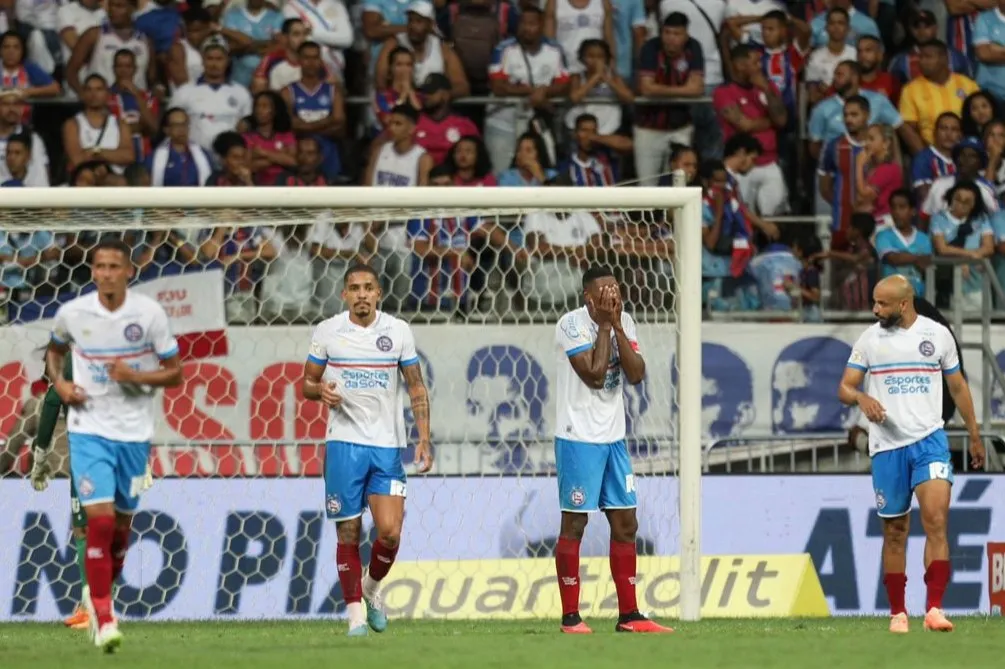 Jogadores do Bahia lamentam derrota diante do Santos