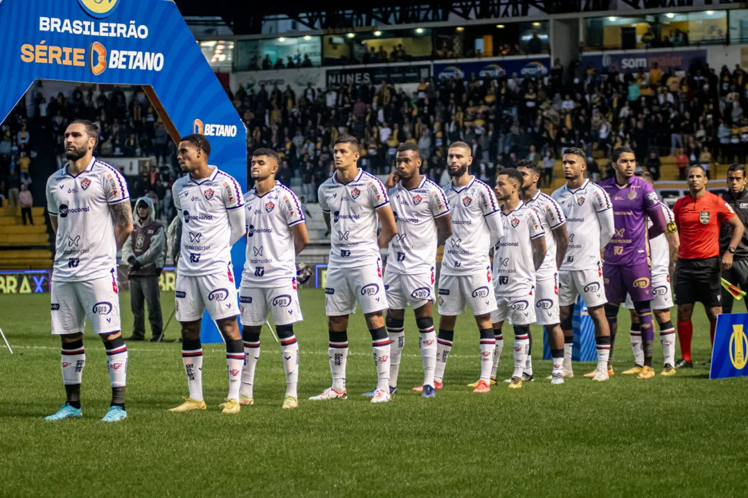 Jogadores do Vitória antes de partida contra o Criciúma