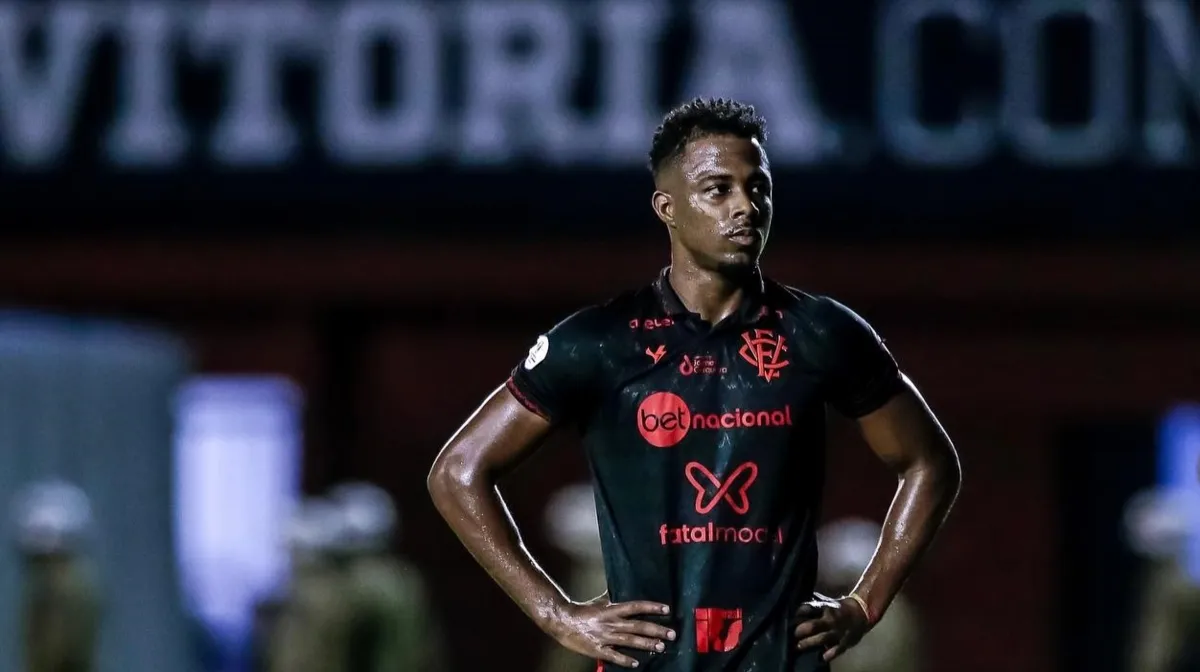 Matheus Trindade em ação pelo Vitória