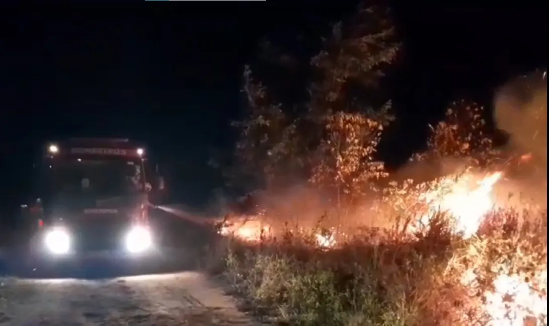 Caso perceba algum princípio de incêndio, o cidadão deve se abrigar em local seguro e acionar o corpo de bombeiros através da central 193