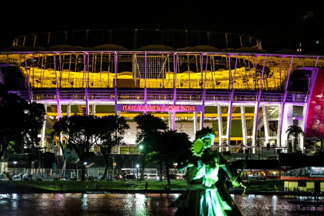 Iluminação na cor rosa reforça a campanha para a prevenção e do diagnóstico antecipado do câncer de mama