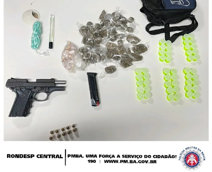 Foram encontrados com os suspeitos uma pistola calibre .380 com um carregador e dez munições, 86 pinos com cocaína, 80 porções de maconha e 30 pedras de crack