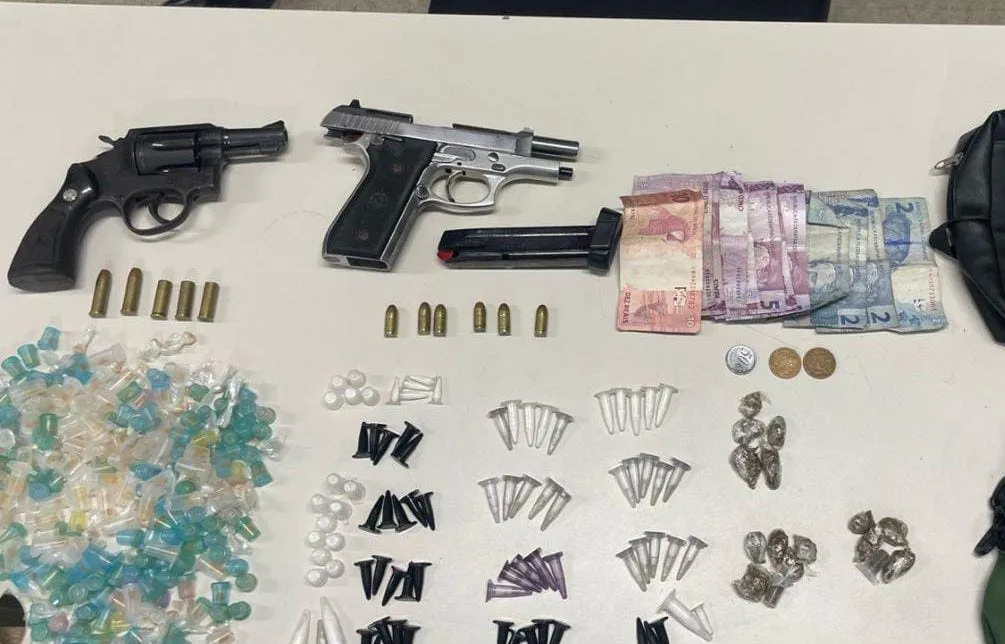 Com a dupla foram apreendidos uma pistola calibre 380, um revólver calibre 38, carregador, munições e pouco mais de 300 porções de maconha, cocaína e crack.