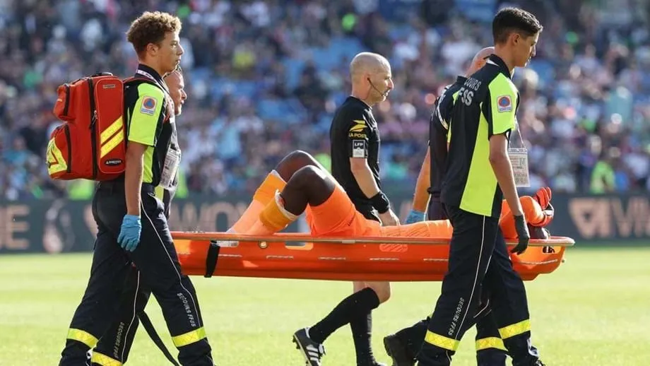 O goleiro senegalês caiu desacordado e foi levado pela equipe médica. Minutos depois, recuerou o sentidos