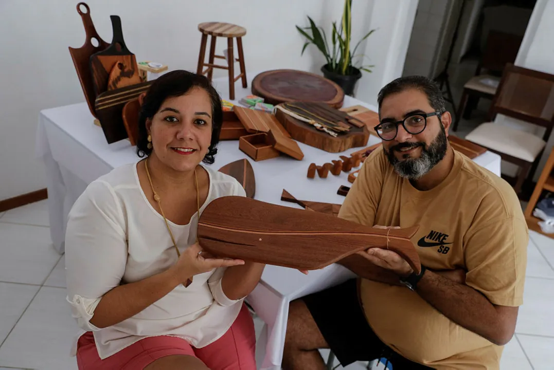 João Paulo e Bárbara Sarno, que produzem artesanato em madeira