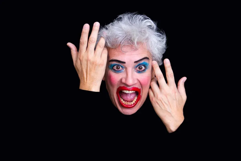 Longe dos personagens femininos, desta vez o ator interpreta a si mesmo