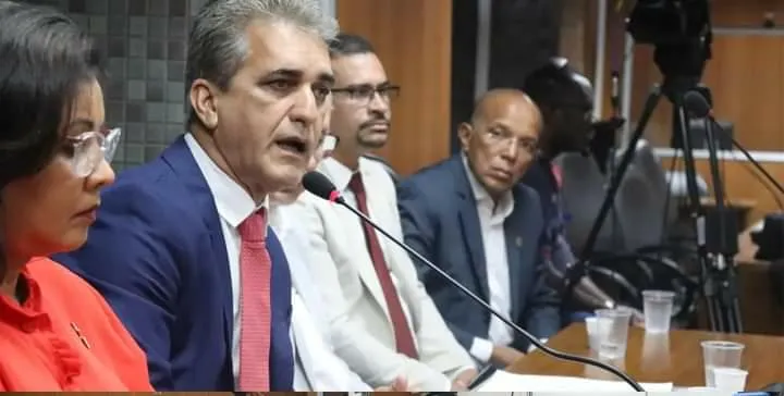 Deputado Robinson Almeida durante audiência na Alba