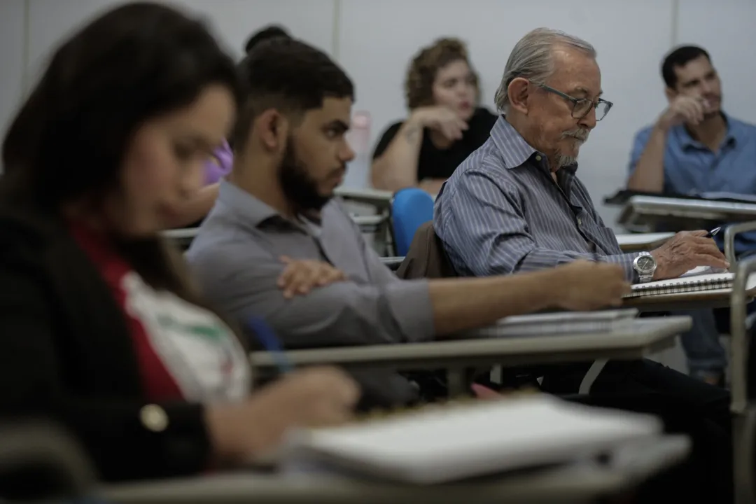 José Rios, 80 anos, durante aula do primeiro semestre do curso de direito na Unijorge, sua terceira graduação