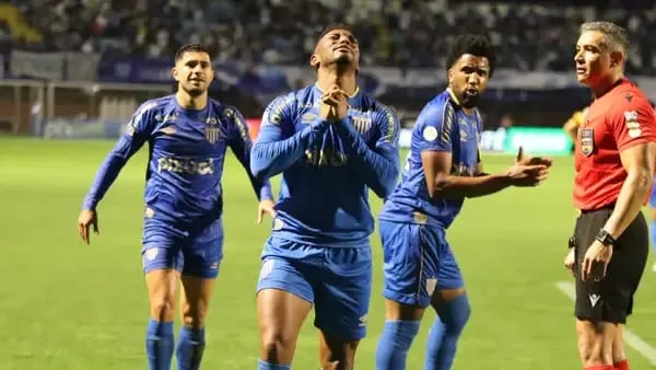 Na Ressacada, jogadores comemoram o gol a importante vitória do Avaí