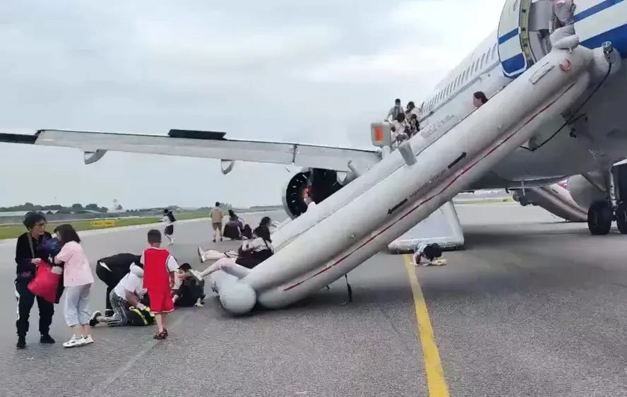 Avião da Air China faz pouso de emergência após incêndio no motor