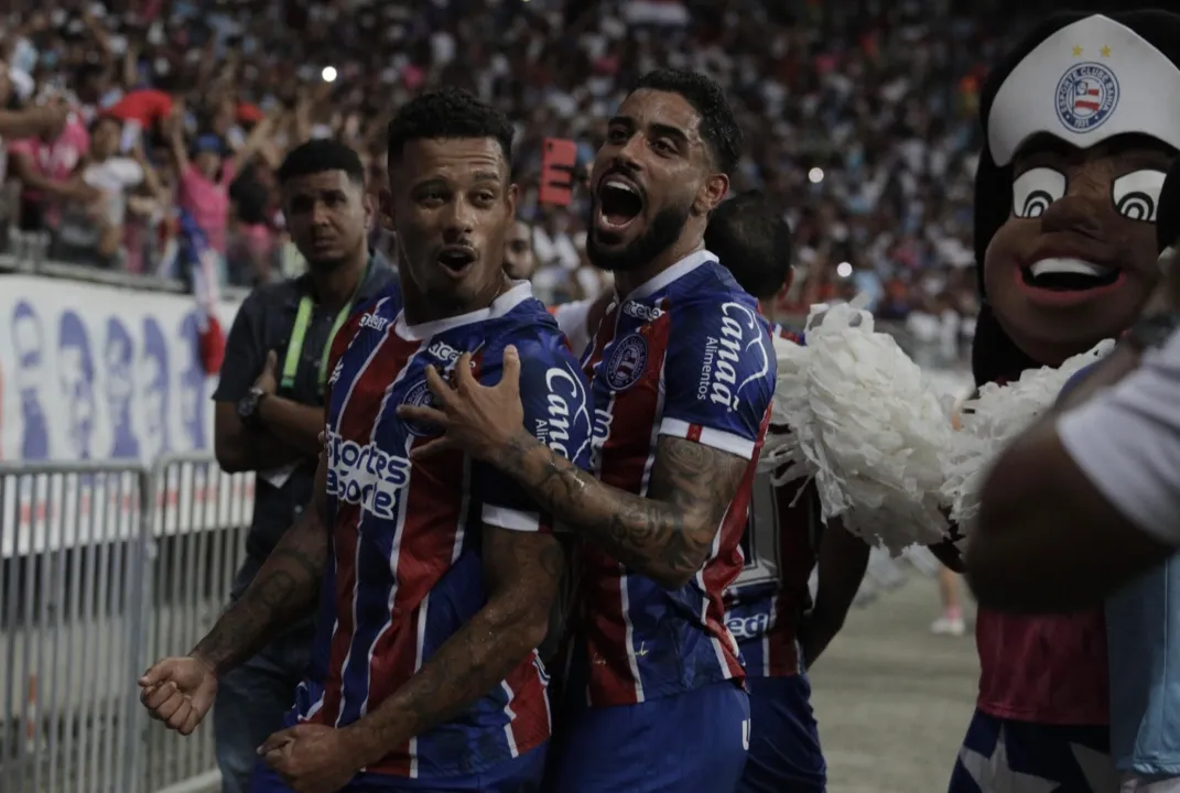 Rafael Ratão e Matheus Bahia celebram o segundo gol do Bahia