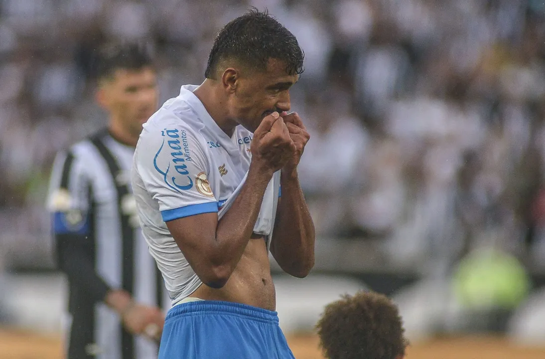 Mais uma vez titular, Vinícius Mingotti lamenta uma das chances perdidas contra o Botafogo