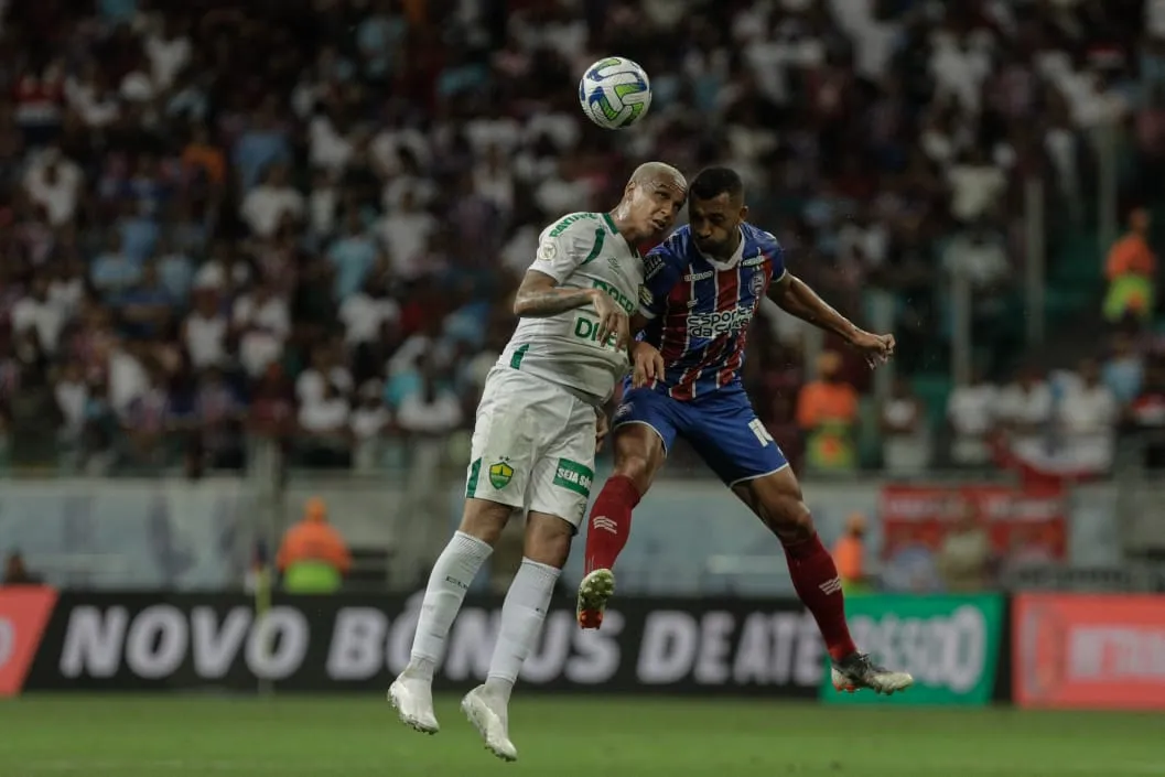 Deyverson e Vitor Hugo disputam bola aérea