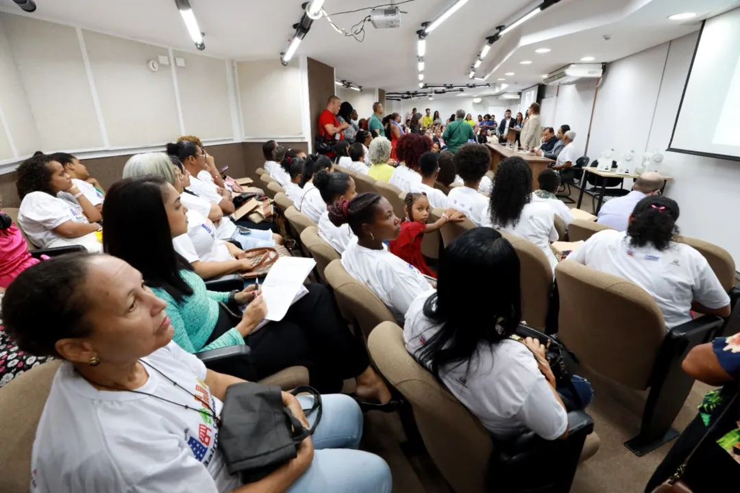 A cerimonia, marcada pela entrega dos certificados, foi promovida pelo Governo da Bahia, por meio da Secretaria do Trabalho, Emprego, Renda e Esporte (Setre), e beneficiou mulheres negras dos bairros do Curuzu/Liberdade e Paripe, sem limite de idade.