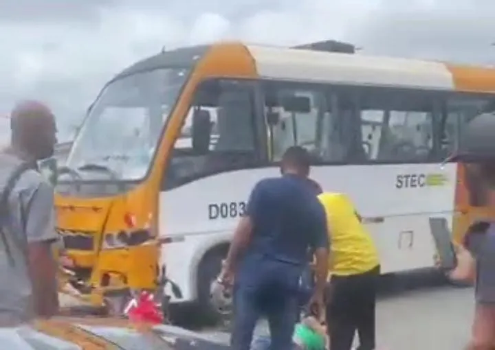 A dupla fugia de outros homens, após assalto na região, quando acabou colidindo com a motocicleta em um ônibus do transporte complementar.