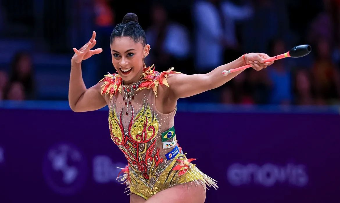 Classificada para as Olimpíadas de Paris, Bárbara Domingos está na final do mundial de ginástica rítmica