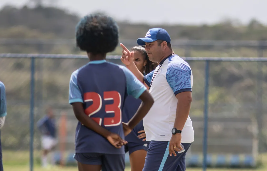 Técnico do Bahia feminino comanda treino