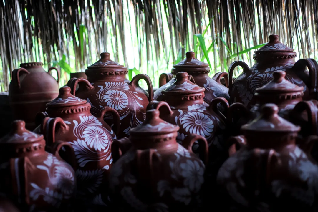 Peças utilitárias e de decoração estarão à venda durante festival, como as de seu Tutuna (à esquerda) e a produção de Denismar Costa e sua família, entre outros artesãos e mestres de Maragogipinho