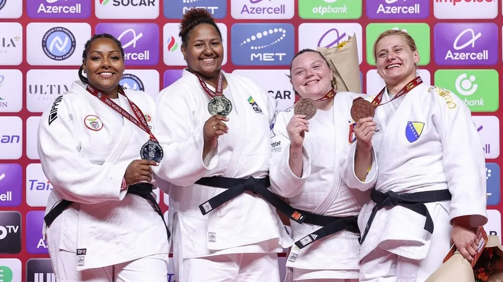 Bia Souza (2ª da esquerda para a direita) posa com a medalha de ouro