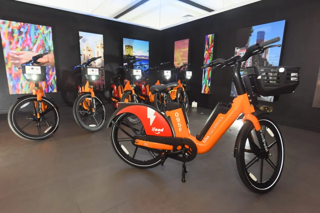 As bicicletas são robustas, desenvolvidas especificamente para sistemas de compartilhamento