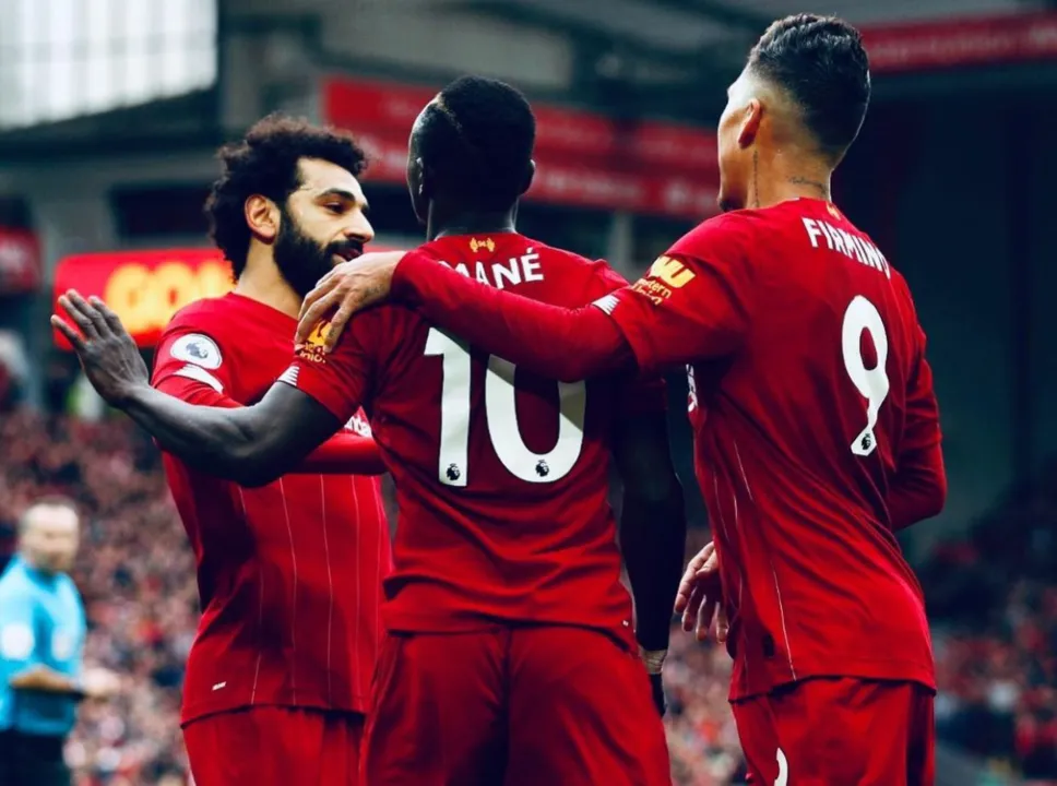 Mané, Salah e Firmino comemorando gol do Liverpool