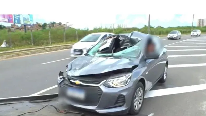 Por conta do impacto da batida, a frente do automóvel, modelo Chevrolet Onix, ficou completamente danificada