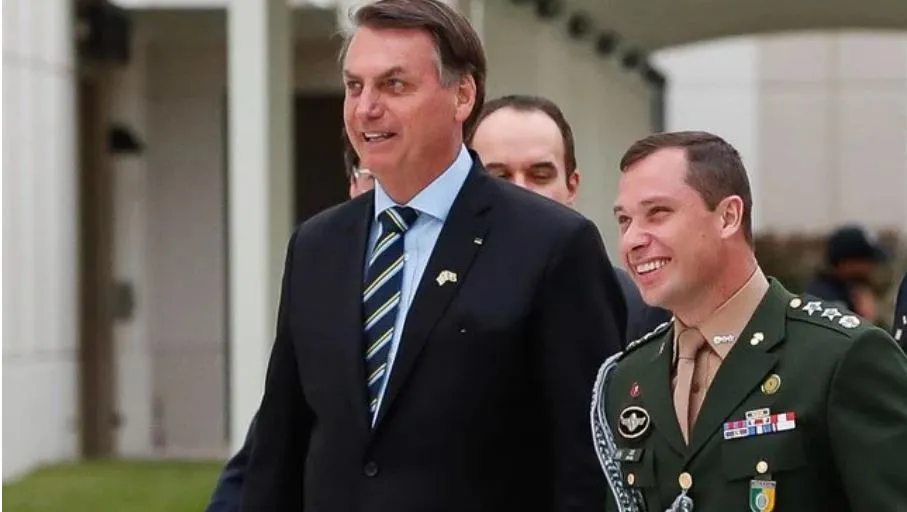 Bolsonaro diz que telefone de Cid era "muro das lamentações"