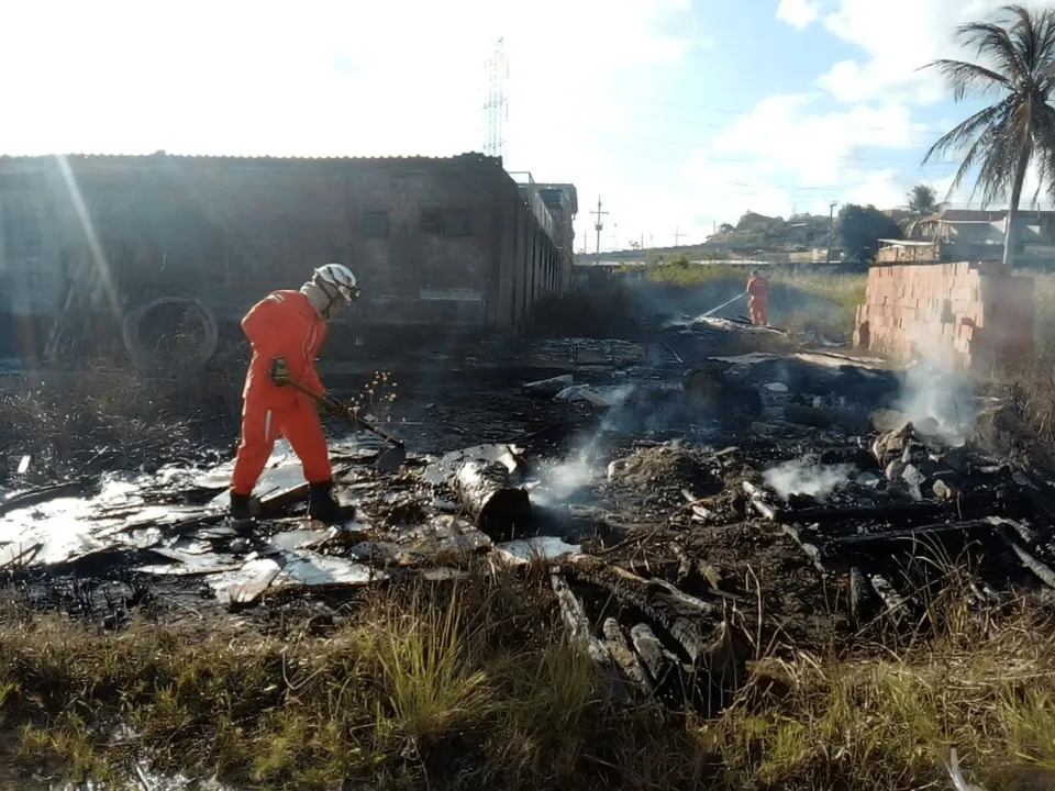 Incêndio em uma vegetação no bairro de Lama Preta, em Camaçari