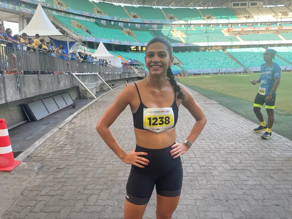 Bruna Chaves comemora a vitória na prova de 10 Km na categoria individual feminina