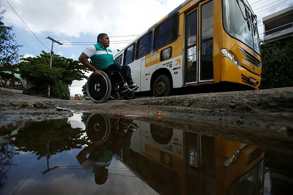 O veto do prefeito é referente ao Art. 1º do projeto, que pede que o embarque e desembarque seja feito sem restrição de horários, desde que obedeçam o itinerário original da linha