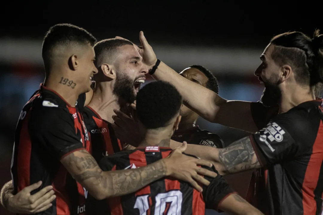 Elenco do Vitória comemorando  gol