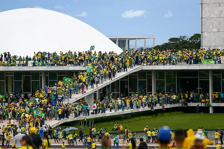 Apoiadores do governo Bolsonaro invadem e depredam prédios dos Três Poderes