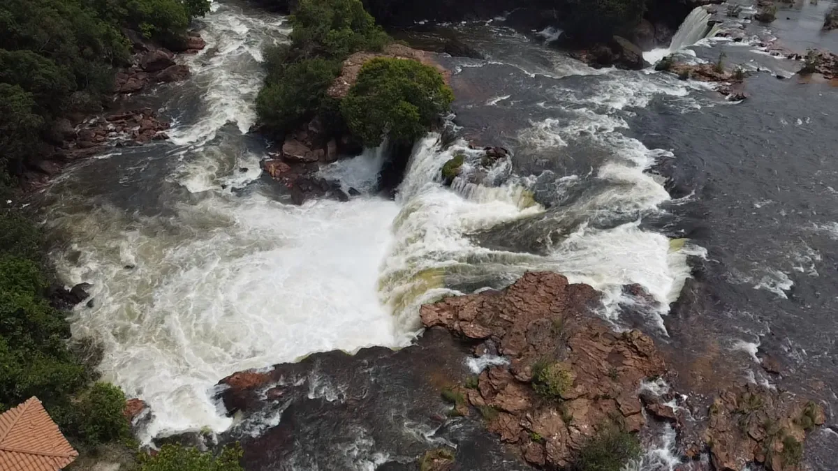 A Cachoeira da Velha tem formato de ferradura, com dois lados