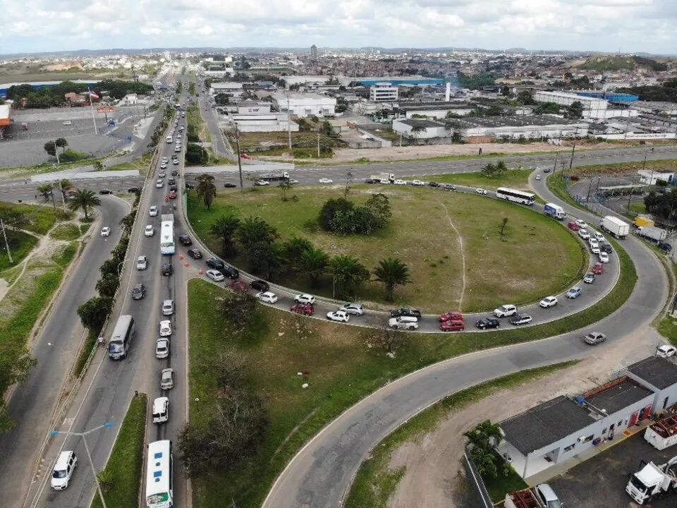 A Via Parafuso é uma das principais vias de ligação entre diferentes municípios, especificamente, Salvador, Simões Filhos e Lauro de Freitas,