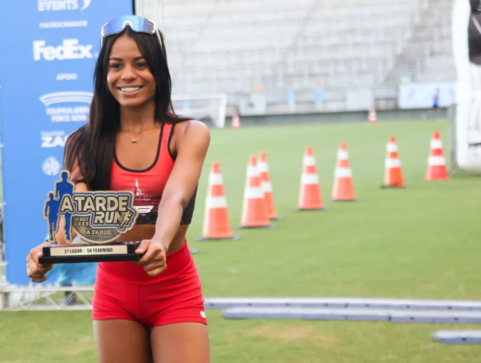 Karen Santana comemora a vitória a prova de 5 Km na categoria individual feminina da A TARDE Run