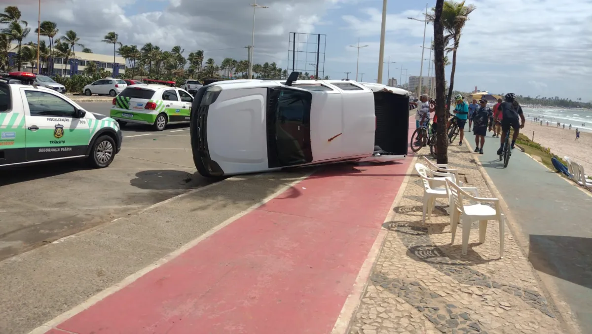 Caminhonete colidiu com carro