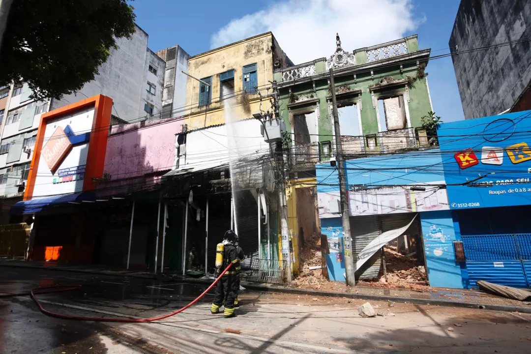 Fogo teria começado em um imóvel abandonado