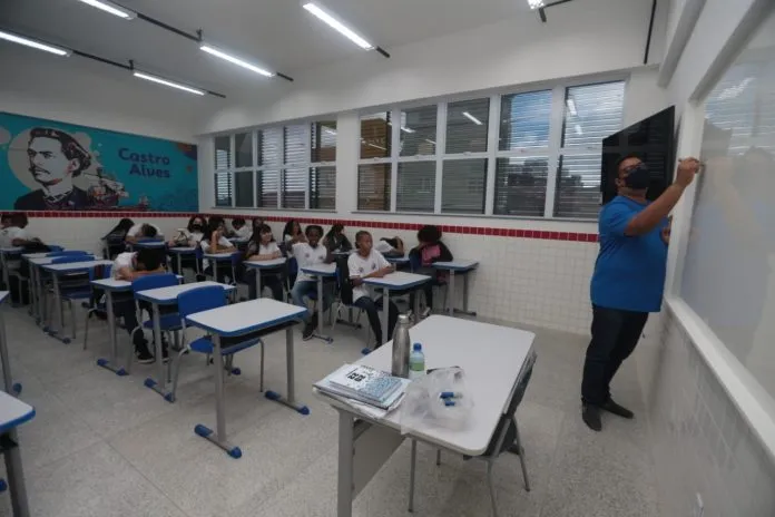 Professores estaduais em sala de aula