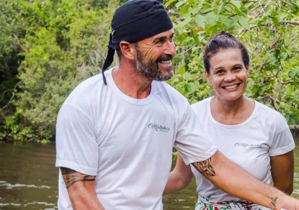 Os corpos foram encontrados às margens de um rio