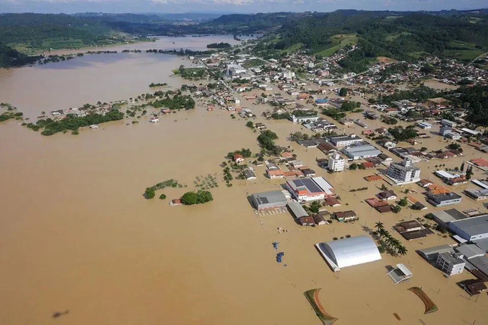 Sete pessoas morreram e oito mil ficaram desabrigadas na região Sul