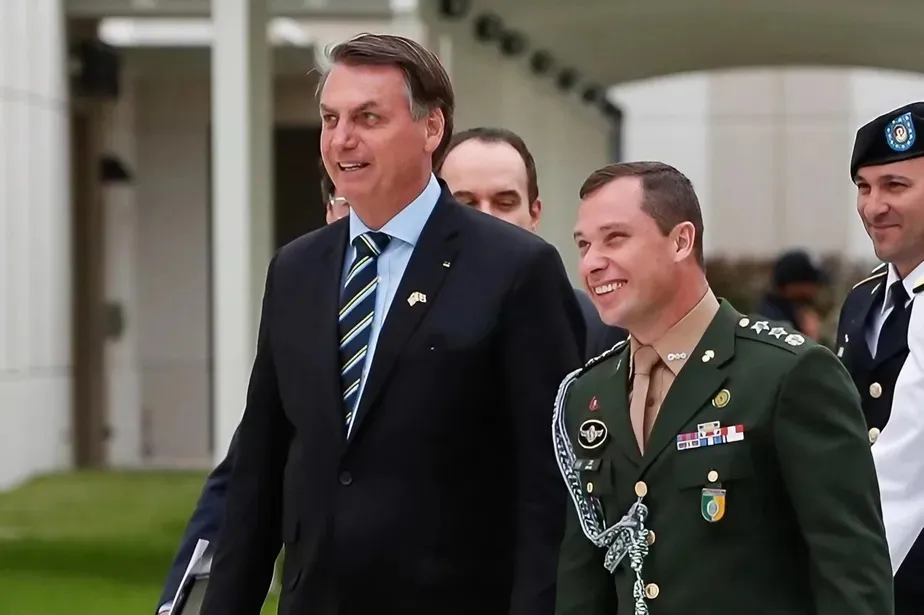 Bolsonaro e seu então ajudante de ordens, Mauro Cid
