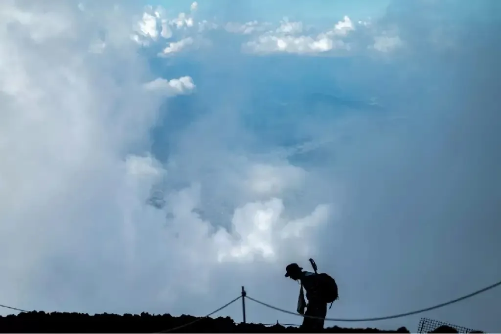 Cientistas japoneses escalaram o Monte Fuji e o Monte Oyama para coletar água da neblina