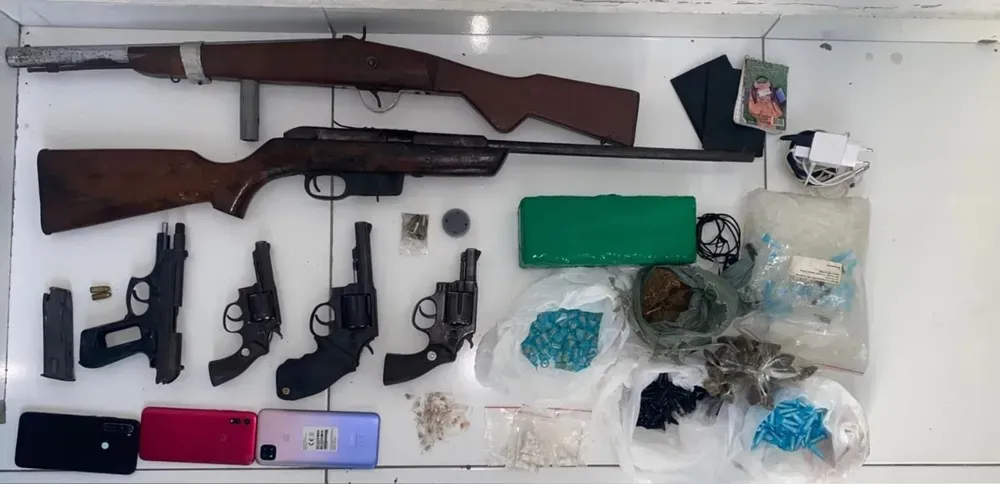 Armas e drogas apreendidas com o grupo
