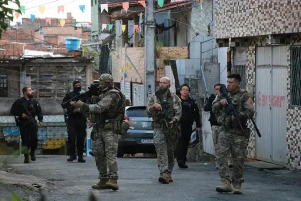 Segundo os militares, além de cocaína e maconha, foram apreendidos uma espingarda, três revólveres, munições e uma submetralhadora