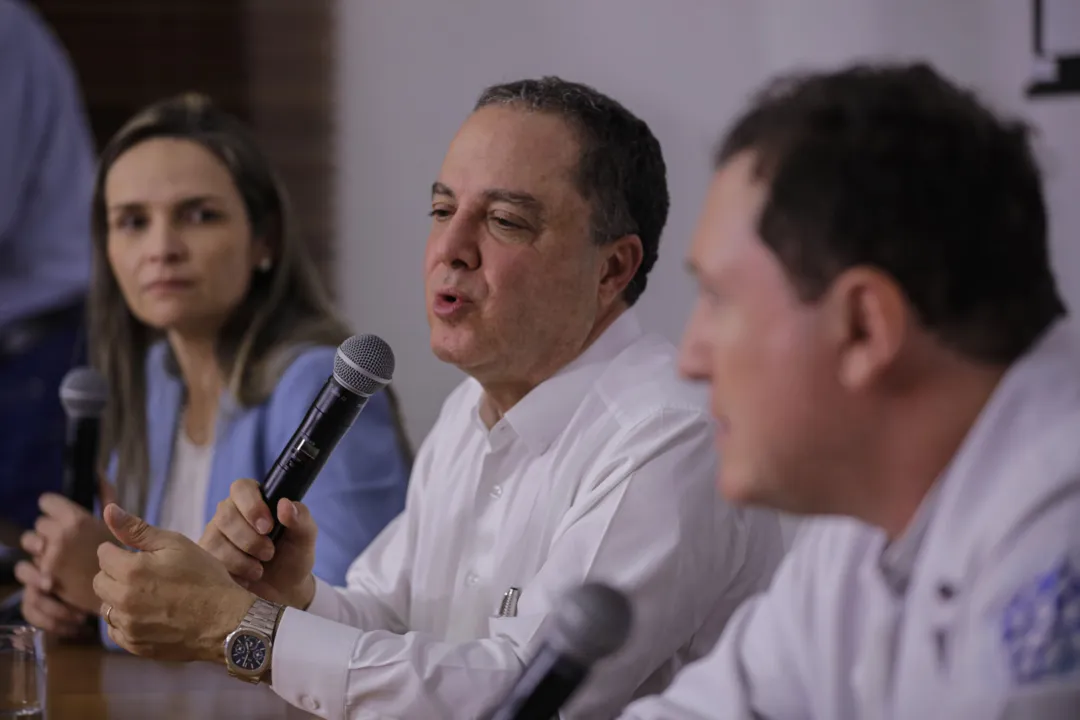 A equipe médica que fez a cirurgia de quadril no presidente, Luiz Inácio Lula da Silva, composta pelos médicos Ana Helena Germoglio (e), Roberto Kalil (c), Giancarlo Polesello (d), faz o balanço da cirurgia durante entrevista coletiva.