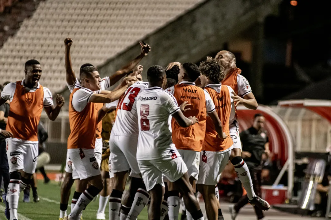 Jogadores do Vitória comemoram gol de Matheus Trindade, o primeiro dele pelo time