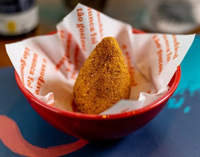 Imagem ilustrativa da imagem Clássica, a coxinha pode se transformar em uma receita saudável