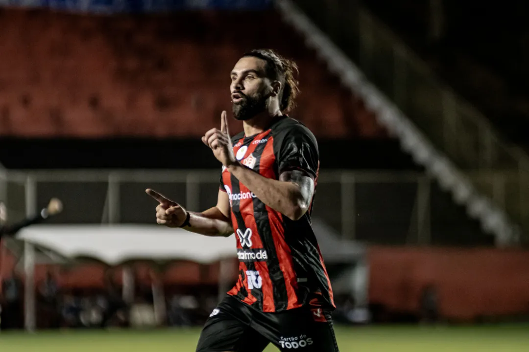 Léo Gamalho fez dois gols na partida contra o Avaí