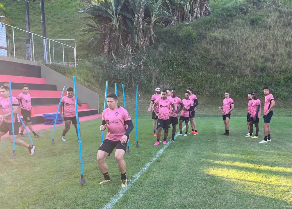 Jogadores do Vitória em treino na tarde desta segunda-feira, 2